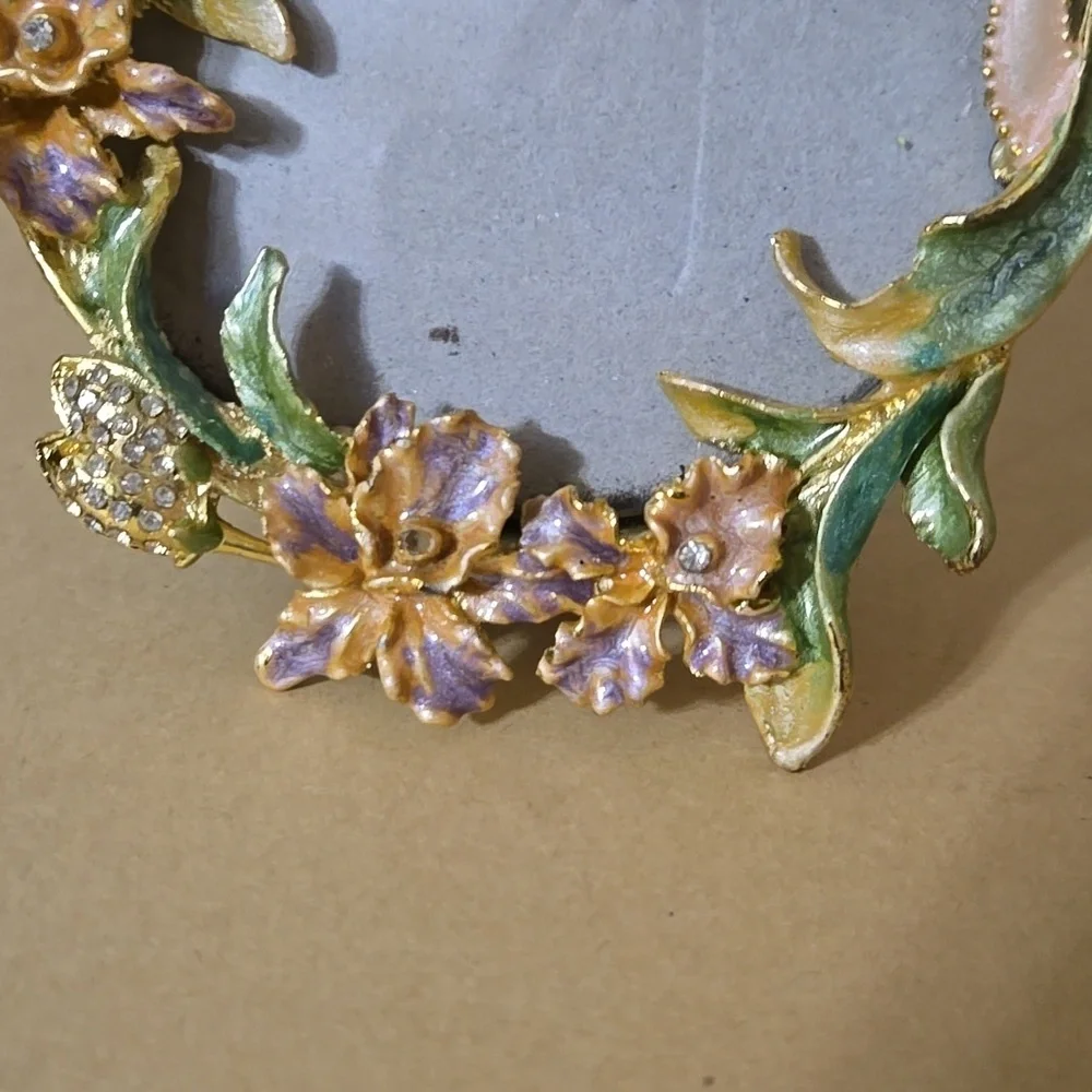 Vintage Floral Wreath Picture Frame with Bow Size 3.5 x 3.5 Inches